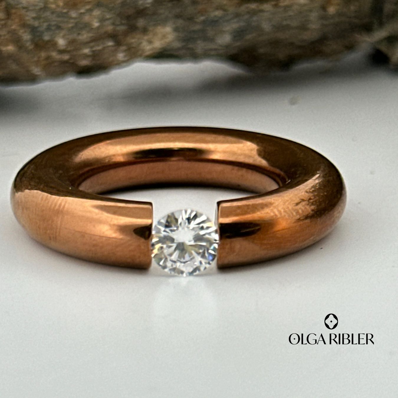 Olga Ribler Anelli: Edelstahl 6 mm  Ring mit Zirkonia Gr 62 – Nuovo (secondo la descrizione) da Luzern venduto da Schmuckoutlet 6