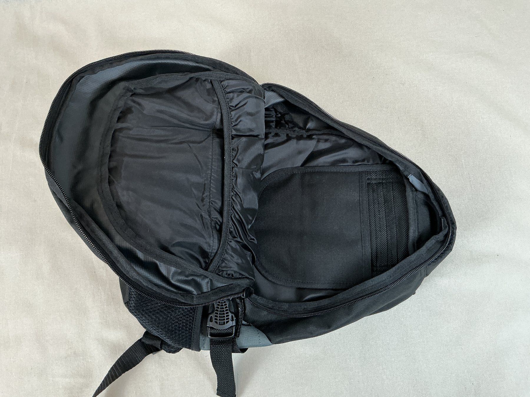 Rucksäcke: RUCKSACK schwarz - grau – Gebraucht aus Richterswil von Restwert_Richterswil 7