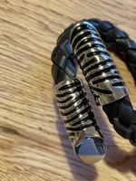 Armband aus Leder und Stahl