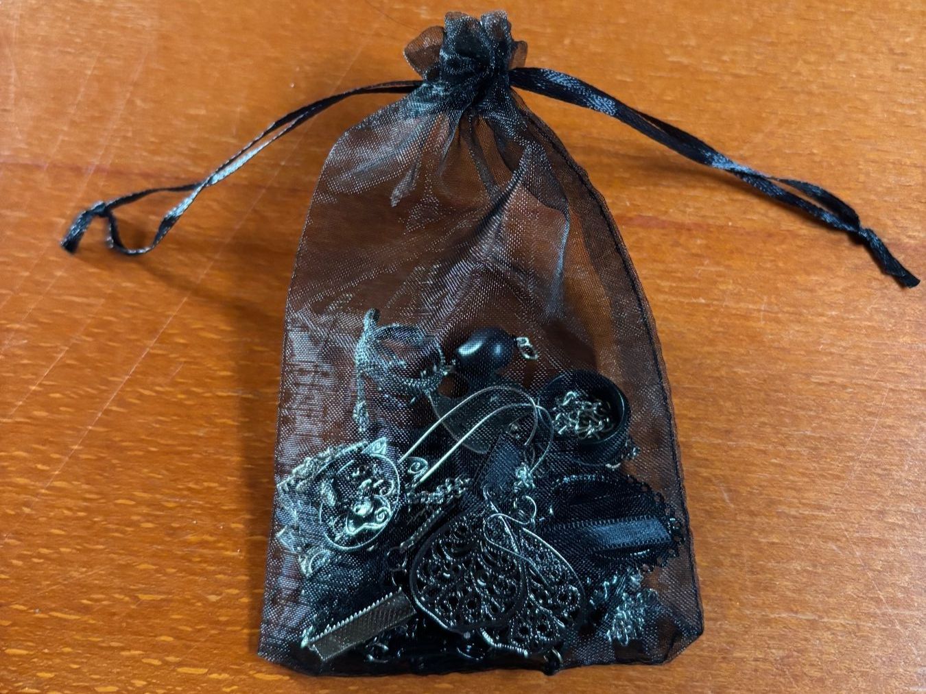 Altri gioielli: Überraschungsbeutelchen mit Gothik Style Modeschmuck – Usato da Oberbuchsiten venduto da annaxlunax