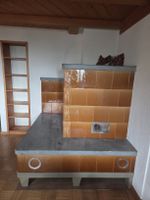 ​Kachelofen mit Sitzbank und Holzherd (Burkart + Sohn AG)