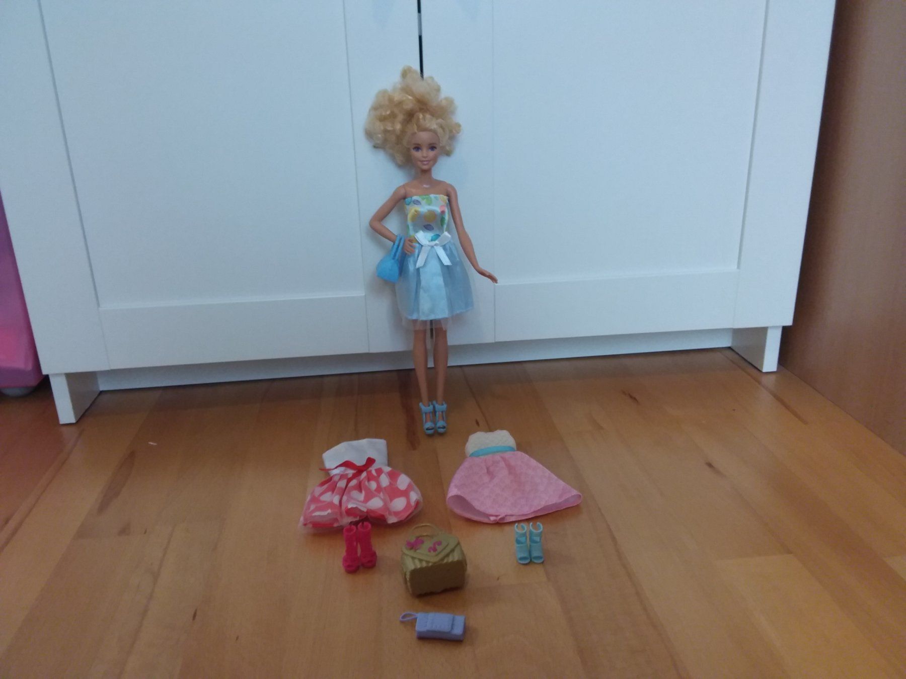 Bambole: Barbie mit Kleider,Schuhe und Taschen – Usato da Widen venduto da Cariff 1