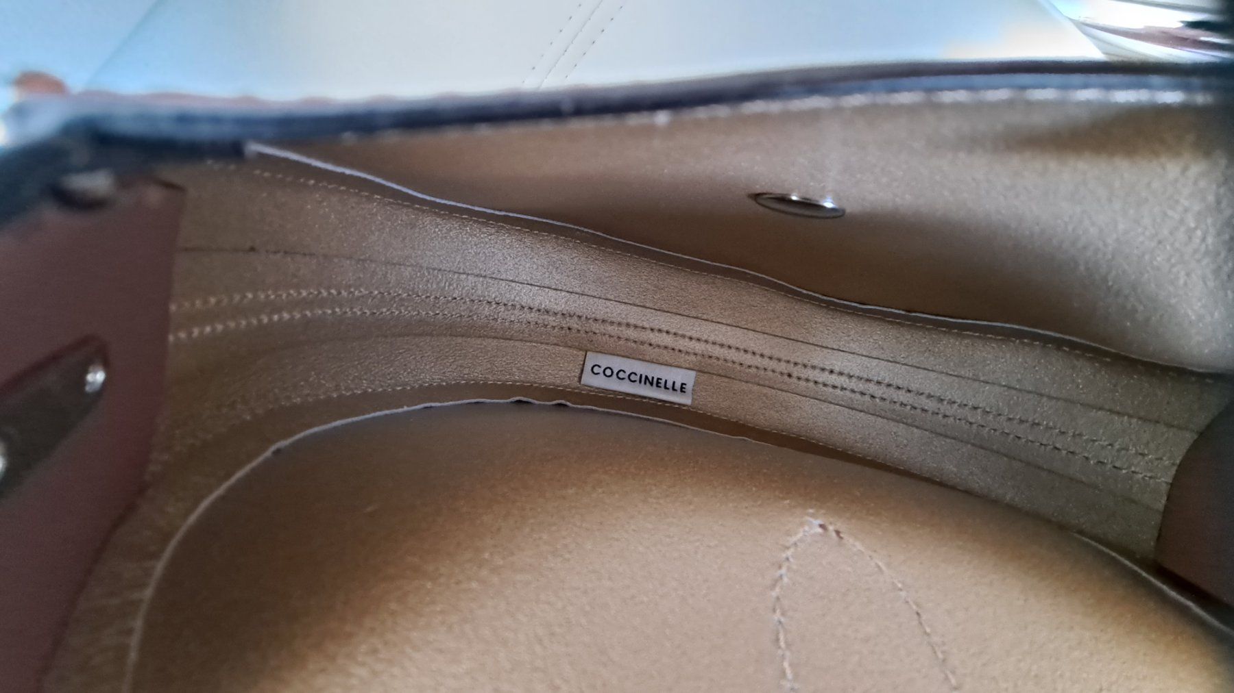 Coccinelle Borse da donna: Coccinelle carousel mini Leder Crossbody – Usato da Liestal venduto da Mas-Y-Mas 2