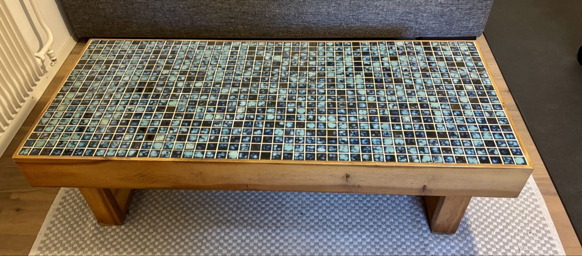 Tische: Tisch mit Fliesenplatte Holzgestell – Gebraucht aus Thun von Kerolein