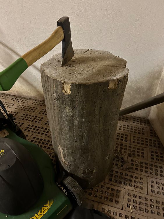 Massiver Holzblock - ideal als Hackklotz mit Axt (Gebraucht) in Emmen ...