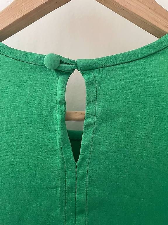 Camicette: Grünes Blusenshirt mit Rückendetail  Grösse S – Usato da Männedorf venduto da A.L. 2