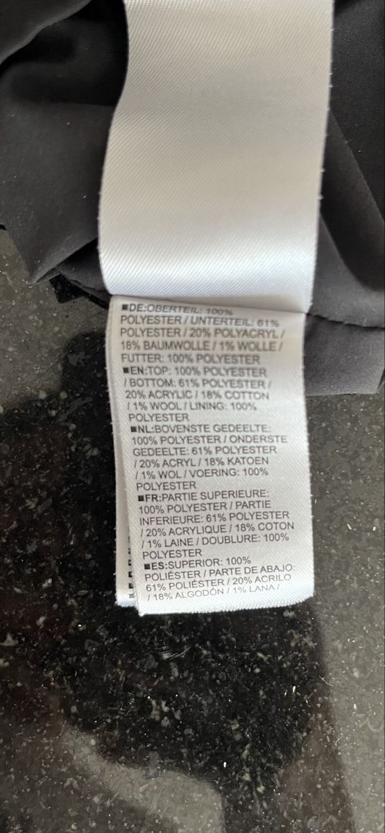Kleider: Schwarzes Kleid (knielang) – Gebraucht aus Fiesch von Chloe09 9