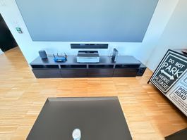 TV-Möbel zu verkaufen! Top Zustand, ideal für Filmeabende.