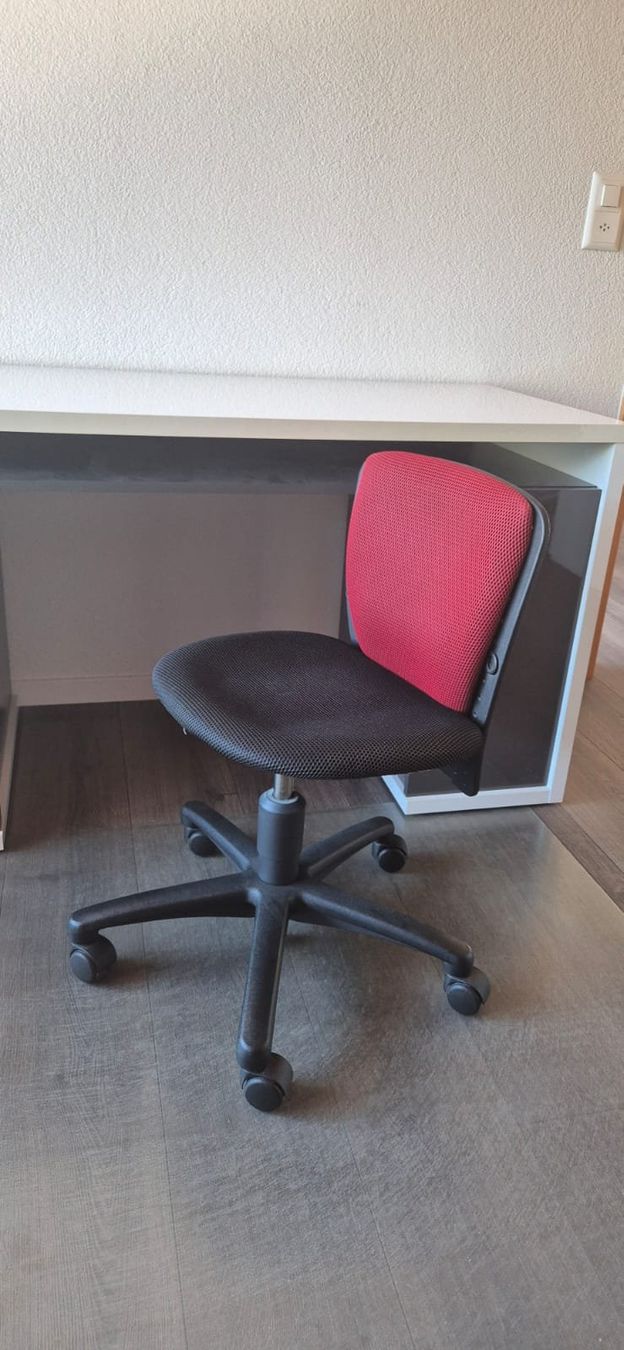 Stühle: Kinderbürostuhl – Gebraucht aus Glarus von jka_c8yr