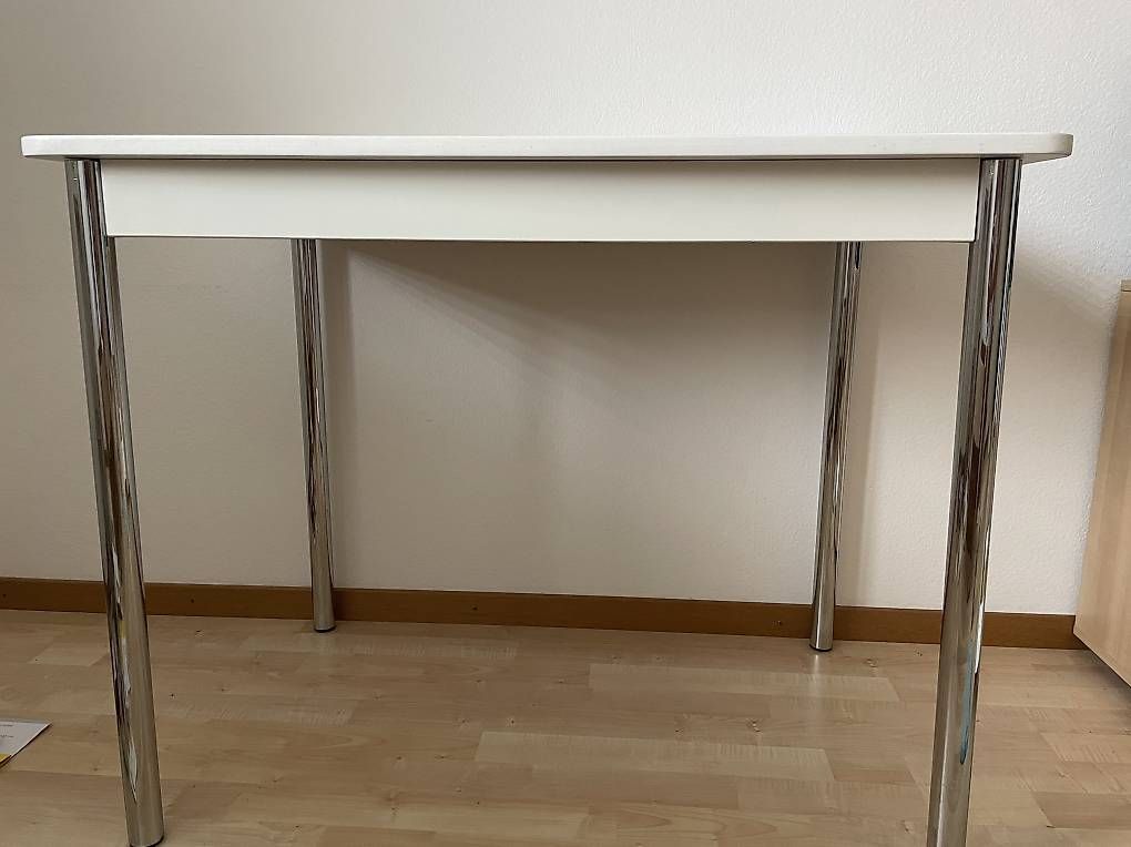 Bureaux: Weisses Pult mit Holzplatte – D'occasion à Lyss par mal_t2fr