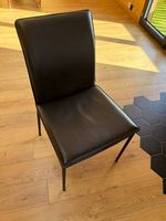 6 chaises en cuir brun foncé avec pieds métalliques noirs