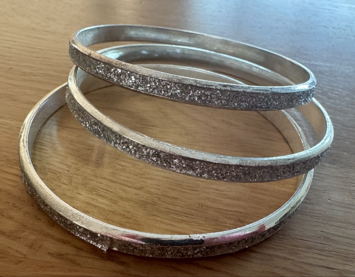 Bracelets: Silberfarbene Armreifen, 3er Set, Glitzer – D'occasion à Winkel par Schorley 2