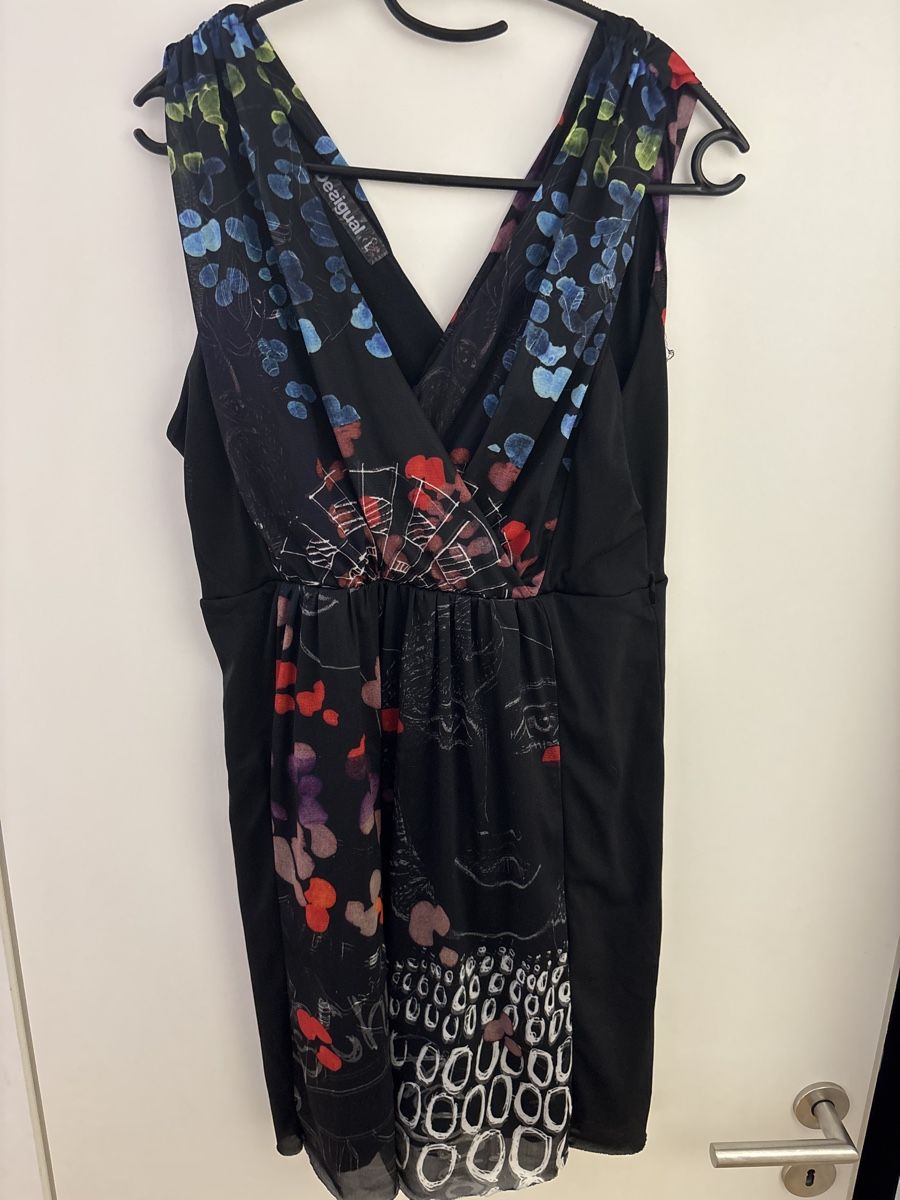 Desigual Kleider: Desigual Robe d'été noire à fleurs taille 44 – Gebraucht aus Sion von tchana77