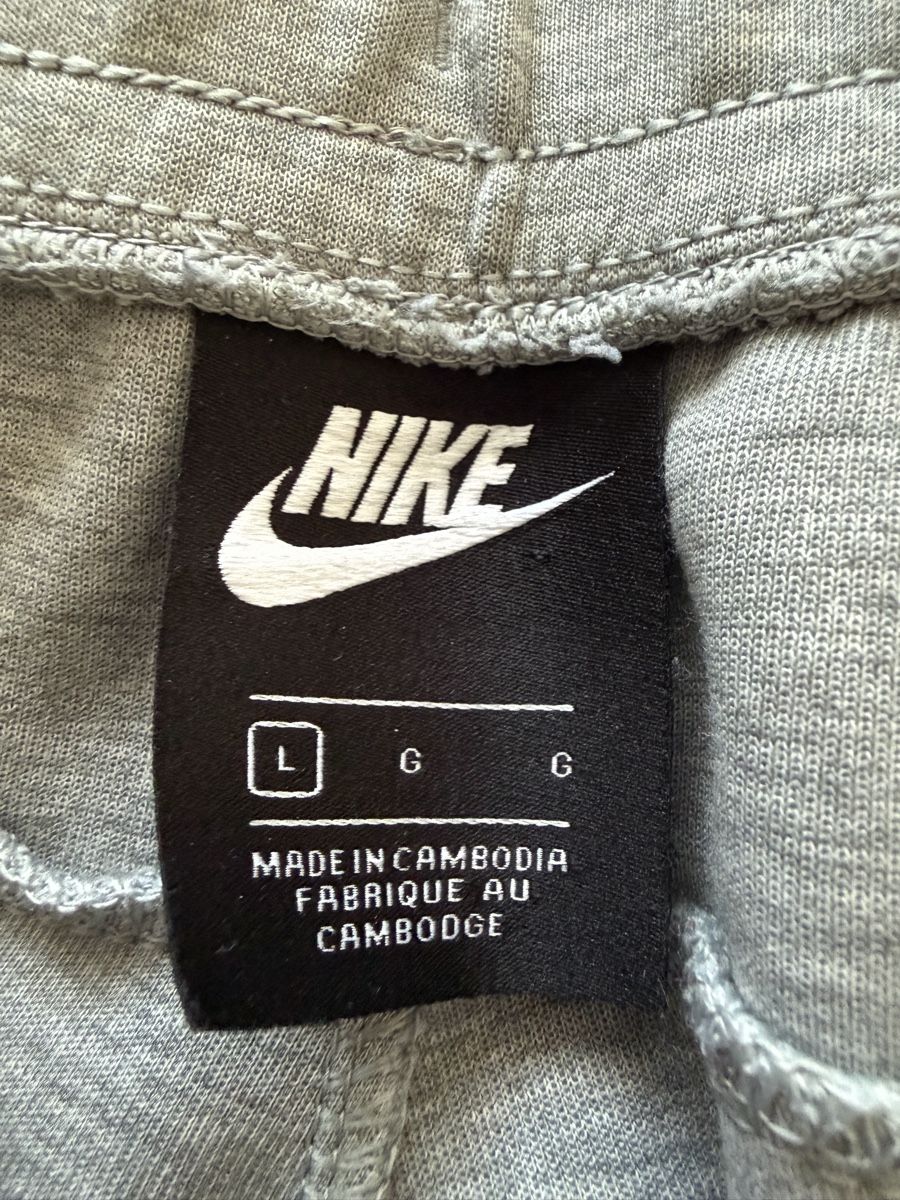 Nike Pantaloni: Nike Tech Fleece L – Usato da Uster venduto da ercegod 2