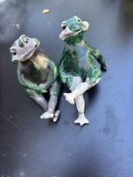 Zwei Frosch Figuren Keramik sitzend Höhe ca 15 cm