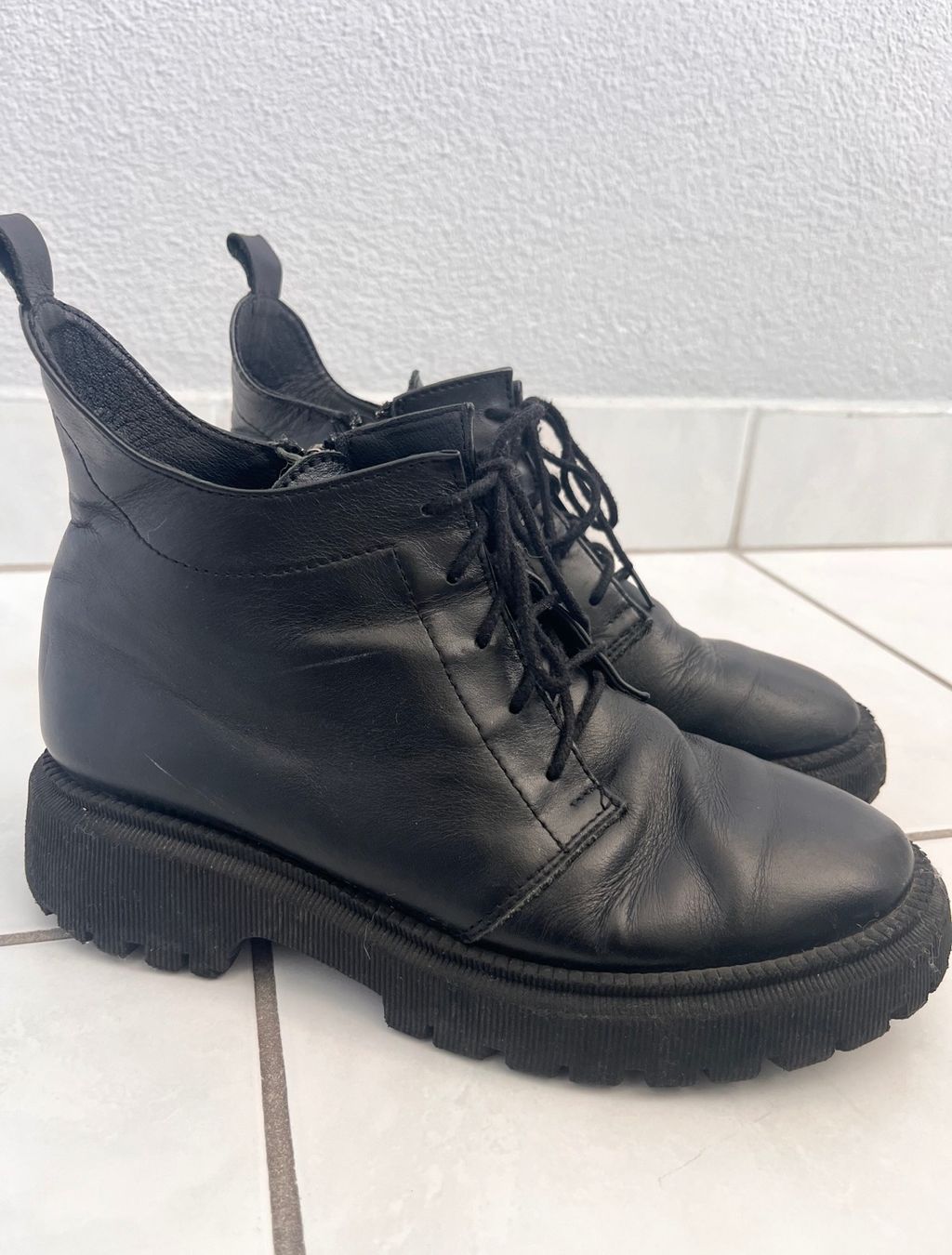 Scarpe da donna: Bottines mi-saison cuir – Usato da L'Orient venduto da var_ly9m