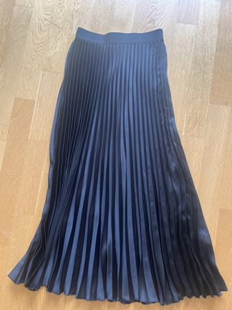 H&M Black Pleated Skirt - Size XS  / S