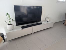 Schlichtes TV-Möbel in beige/grau, Front und Ablage aus Glas