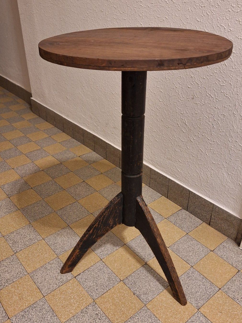 alter ,kleiner Tisch ,Blumentisch rund 40cm , Holz (Gebraucht) in Arlesheim für CHF 20 – mit Lieferung auf Ricardo kaufen