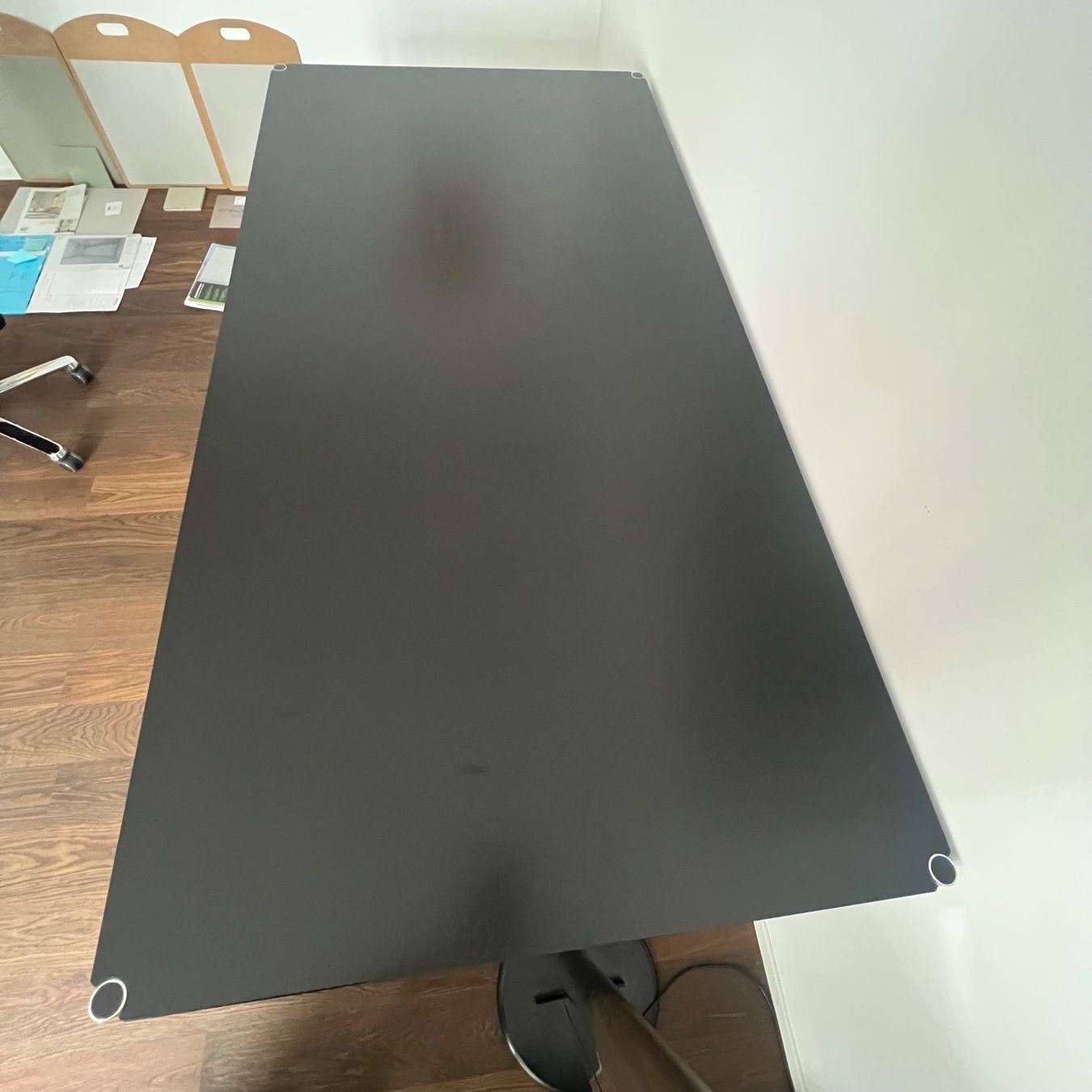 USM Schreibtische: USM Schreibtisch 100x200cm Eiche schwarz – Gebraucht aus Bern von Arteed 3