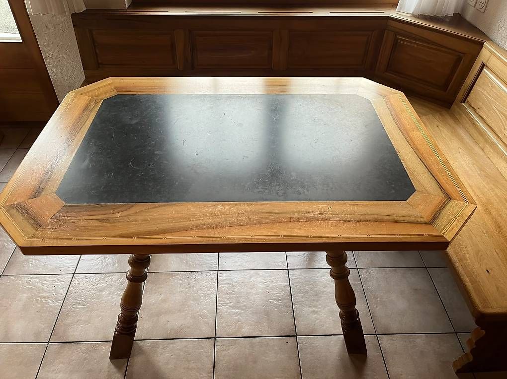 Tische: Tisch & Eckbank aus Nussbaum – Gebraucht aus Appenzell von Giggs90