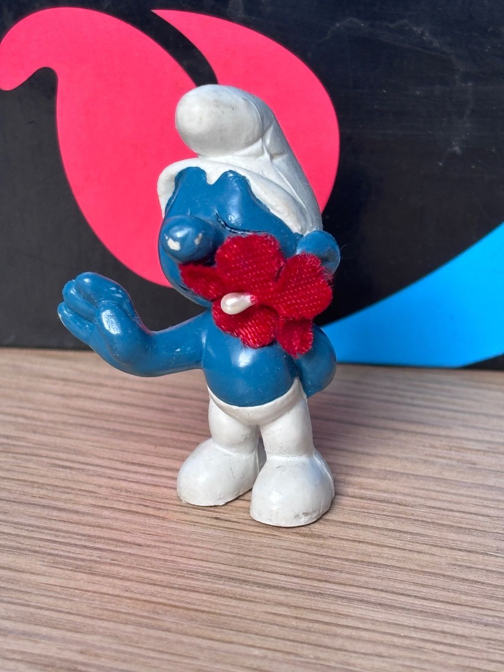 Schleich Statuette: Schlumpf mit Stoffblume – Usato da Lyss venduto da Duckszone