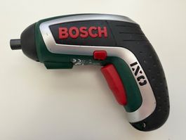 Bosch IXO Akku-Schrauber & Ladegerät, Bit-Set & Halterung