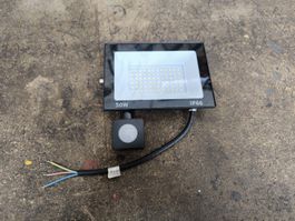 LED Strahler 50W mit Bewegungsmelder IP66, hell und sparsam