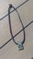 Collier artisanal en cuir avec pierre semi-précieuse verte