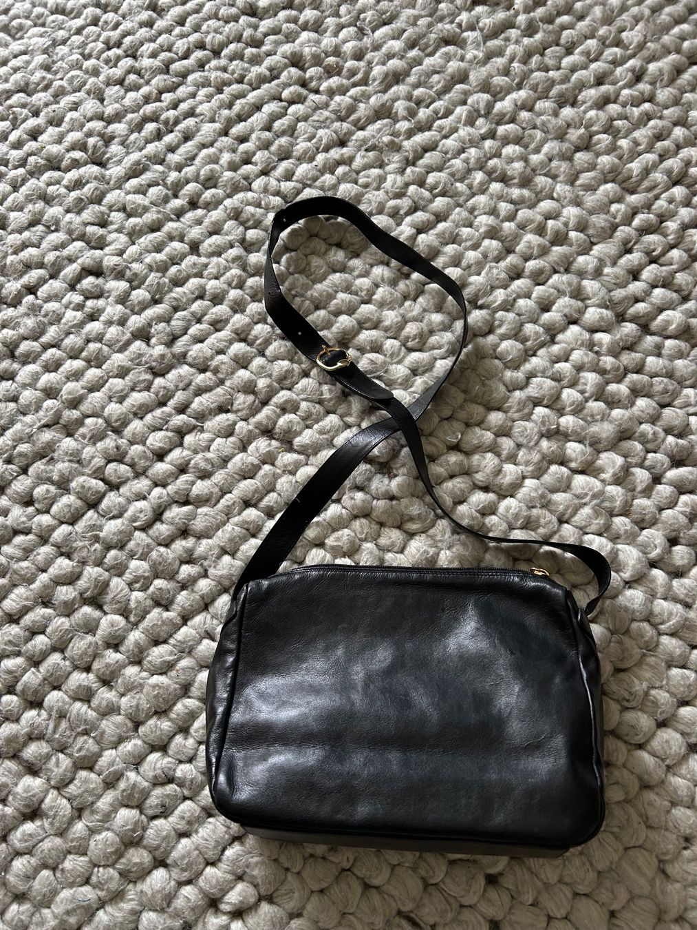 Taschen für Damen: Elegante schwarze Leder Tasche – Gebraucht aus Feuerthalen von Anna_Swift 2