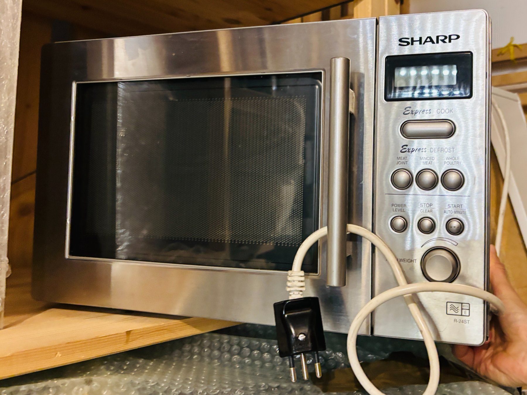Sharp Forni: Four Micro-onde SHARP R-24STM - 800 W – Usato da Clarmont venduto da sil_59s9