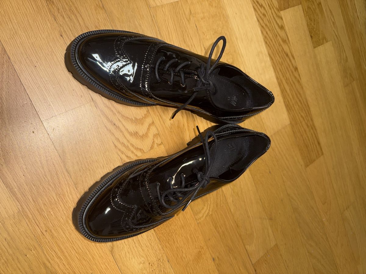 H&M Scarpe da donna: NEU Loaferd Schwarz Lack H&M Grösse 41 – Nuovo (secondo la descrizione) da Zug venduto da MC2CC