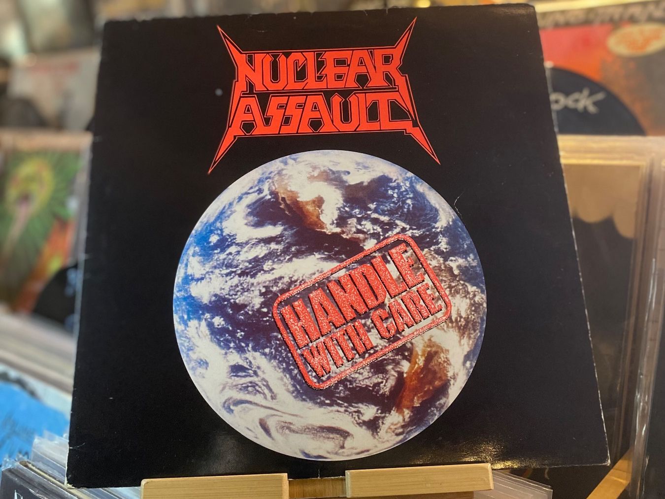 Vinyles: NUCLEAR ASSAULT - HANDLE WITH CARE...OG UK 1989...VG+/VG+ – D'occasion à Gals par Diskopatshop