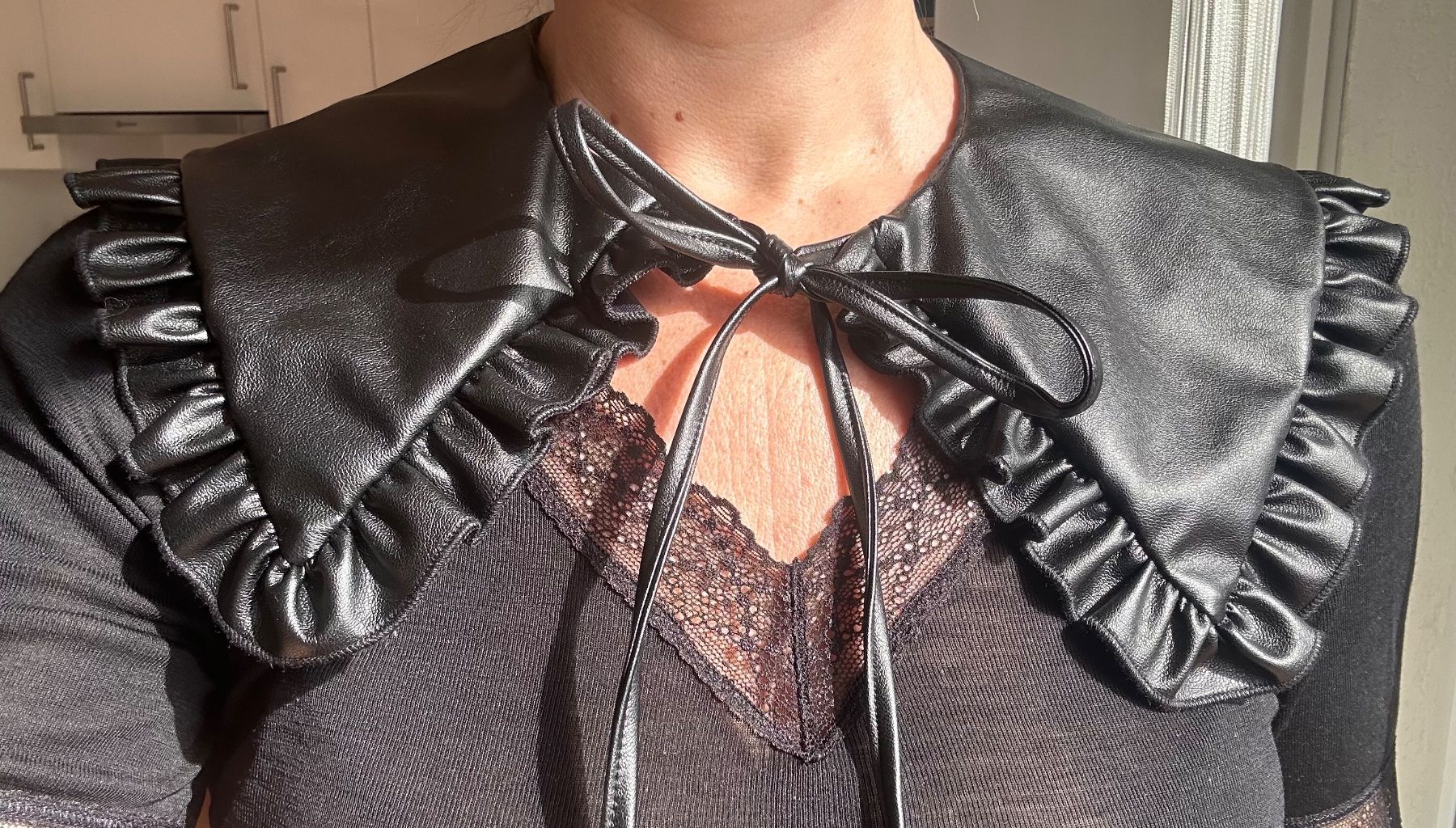Sisley Foulard & Sciarpe: SISLEY Kragen aus Kunstleder – Nuovo (secondo la descrizione) da Möhlin venduto da seerose6 8