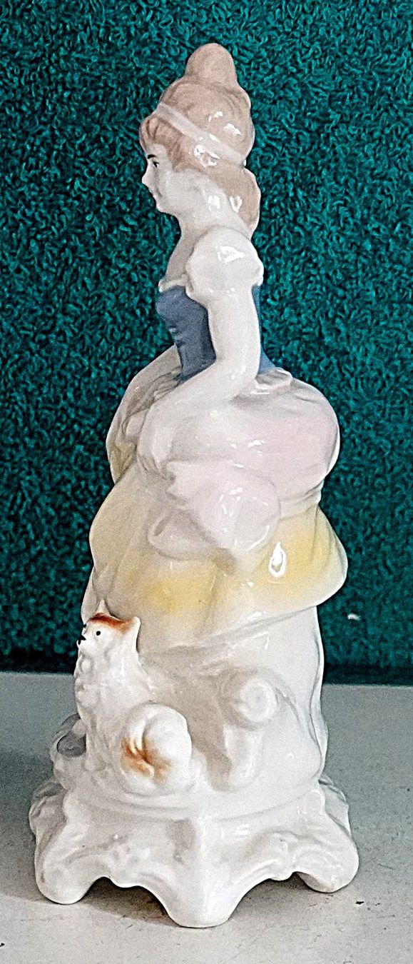 Figurines: Dame mit Katze Porzellan edel – D'occasion à Baar par 2cvbaar 1