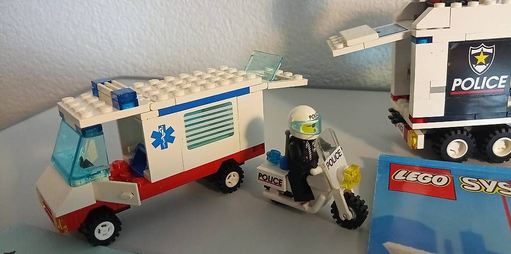 Giocattoli: Lego Polizei, Krankenwagen VERSAND INKLUSIVE – Usato da Giswil venduto da Anubis20 2