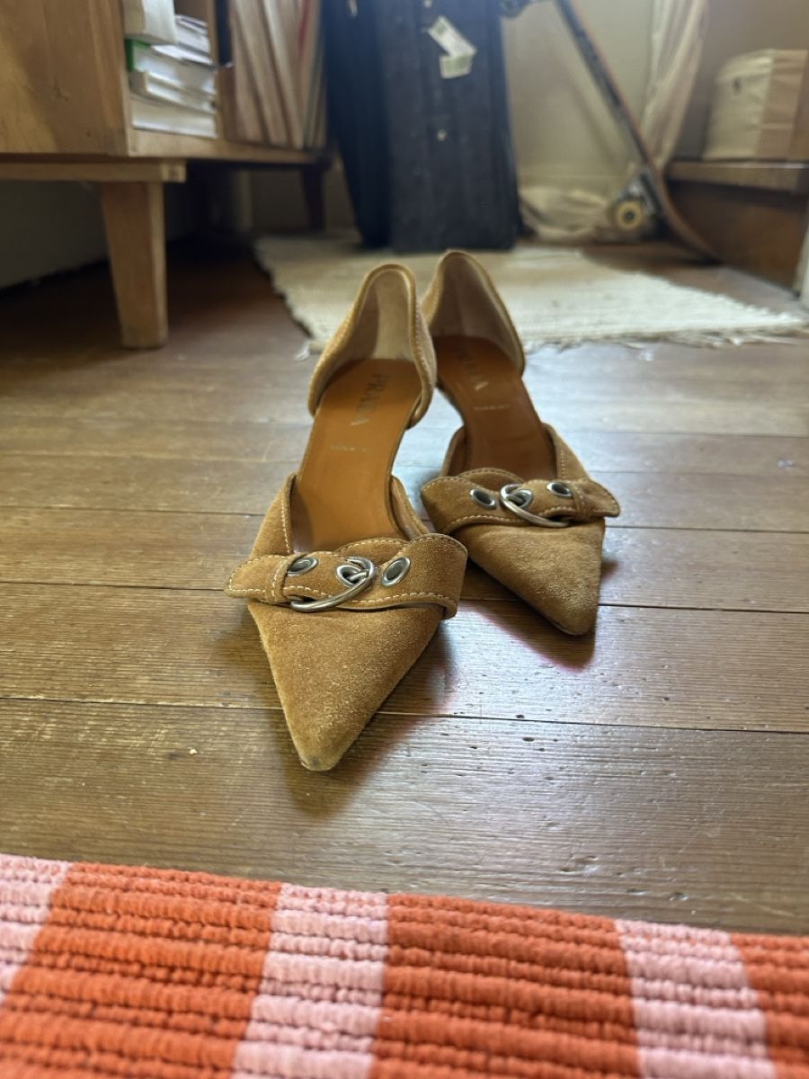 Prada Scarpe da donna: Prada tan suede leather silver buckle kitten heels SS 2002 – Usato da Uster venduto da joe_86jm 2