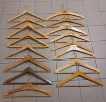 LOT AN 18 *KLEIDERBÜGELN* ERW./HOLZ/TIPTOP