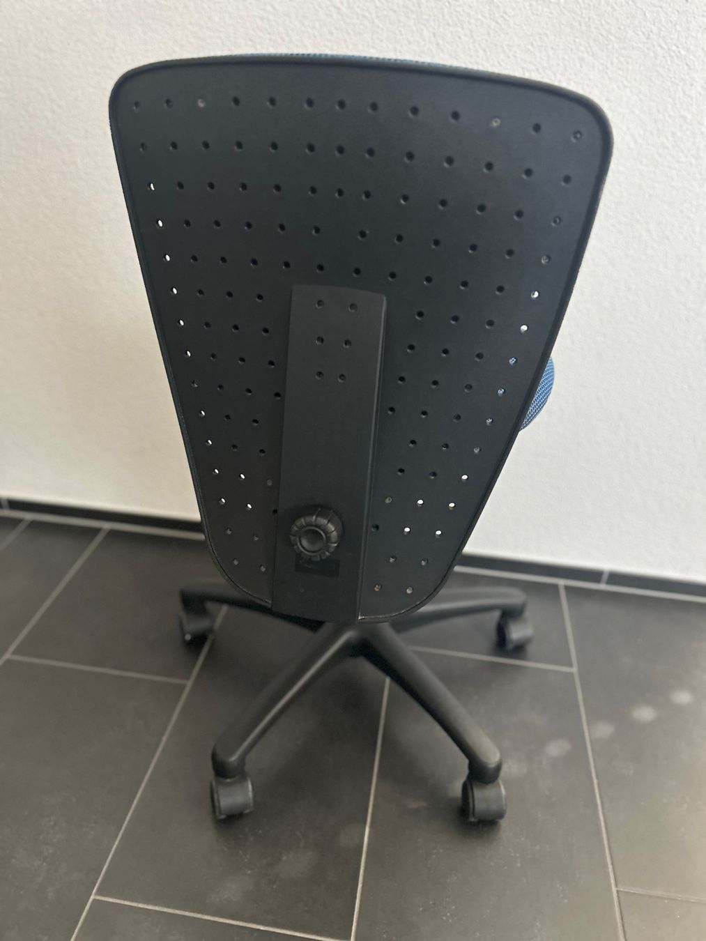 Stühle: 2 Bürostühle höhenverstellbar mit Rollen – Gebraucht aus Hünenberg See von mar_xr7l 1