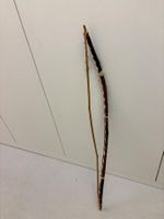 Ethnografischer Jagdbogen mit 3 Pfeilen und Fellköcher