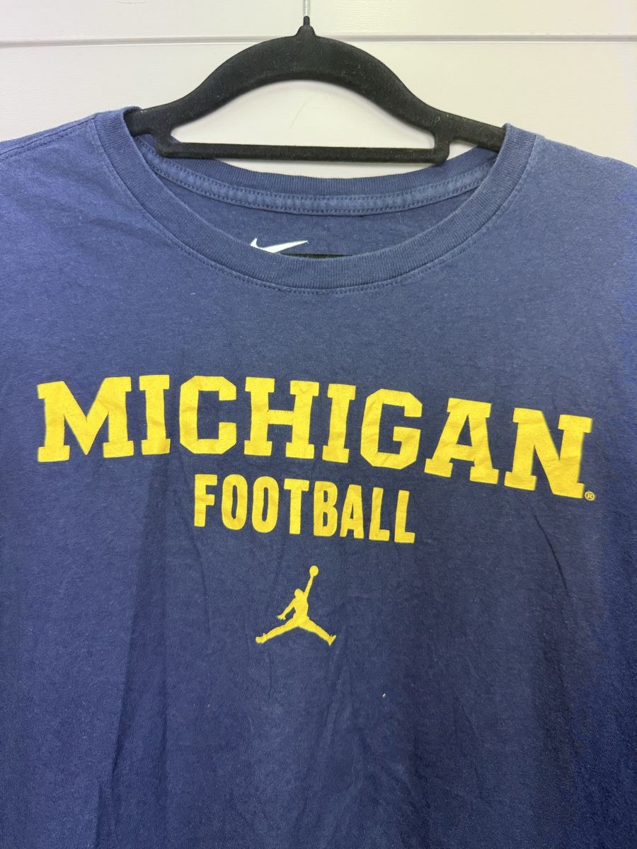Nike T-shirts: Nike michigan longsleeve – D'occasion à Lausanne par Unehistoiredesapes 1