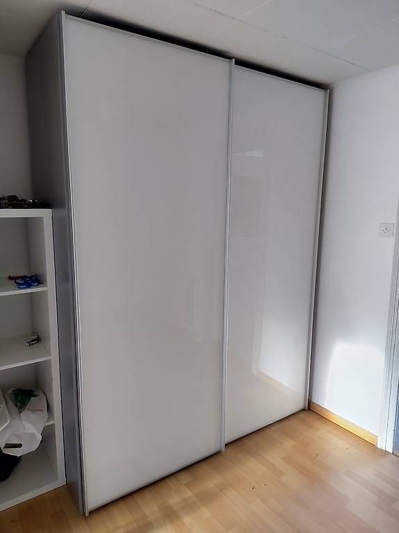 Armoires: Grosser Kleiderschrank mit Schiebetüren (Möbel Egger) – D'occasion à Luzern par Griphus1