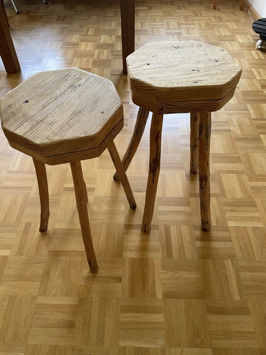 Sgabelli: Zwei Dekor Hocker aus Naturholz – Usato da Basel venduto da Kamberly