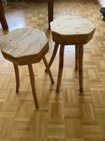 Zwei Dekor Hocker aus Naturholz