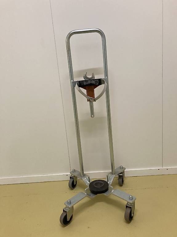 Supporti a parete: Gas -Flaschen -Halter – Usato da zürich venduto da Apfel2 2