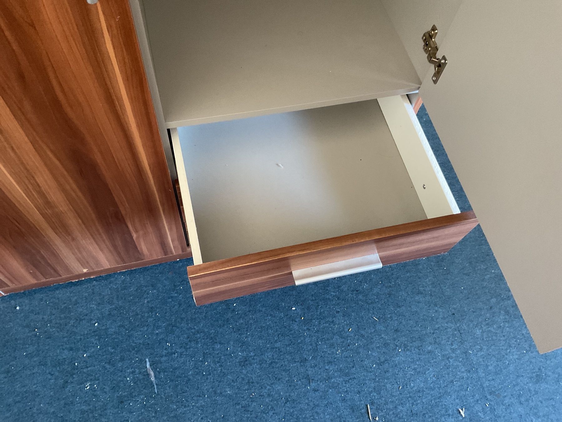 Armoires: Holzbrauner Schrank – D'occasion à Uster par Hotelliquidation 2