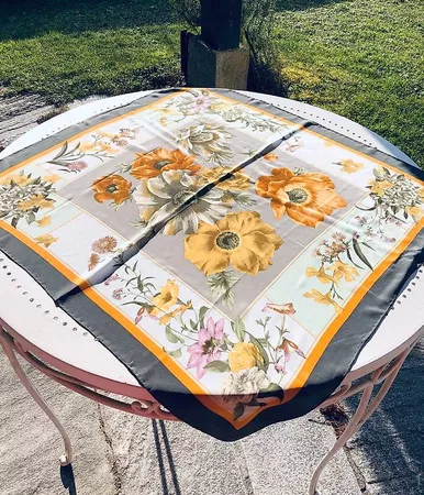 Wunderschöner Seidenfoulard, Olive/beige mit bunten Blumen