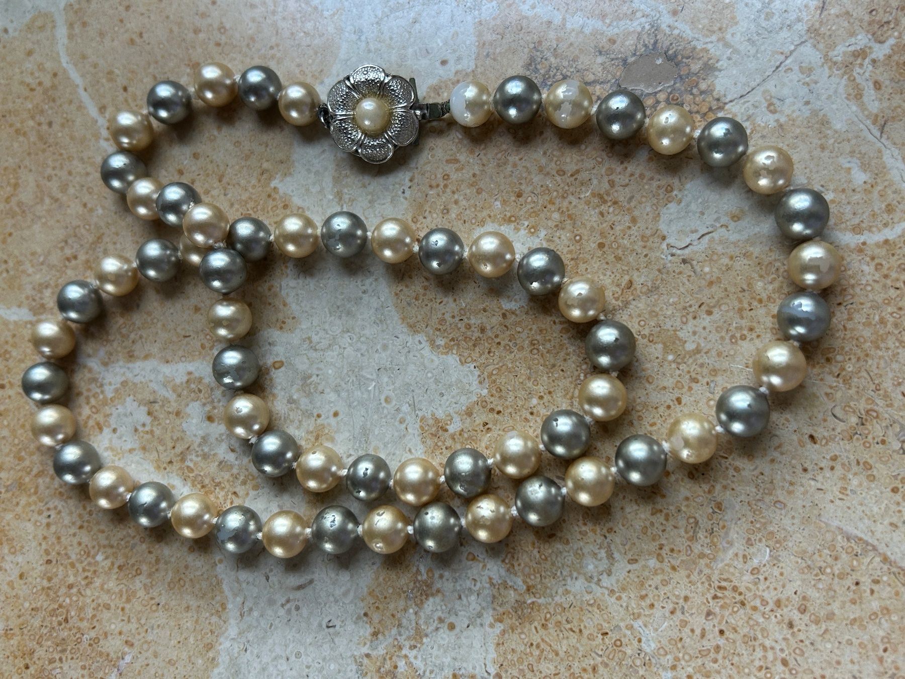 Catenine: Elegante Perlenkette, champagner-grau, Vintage – Usato da Laufen venduto da belleskulptur 6