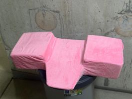 Oreiller ergonomique en mousse mémoire rose