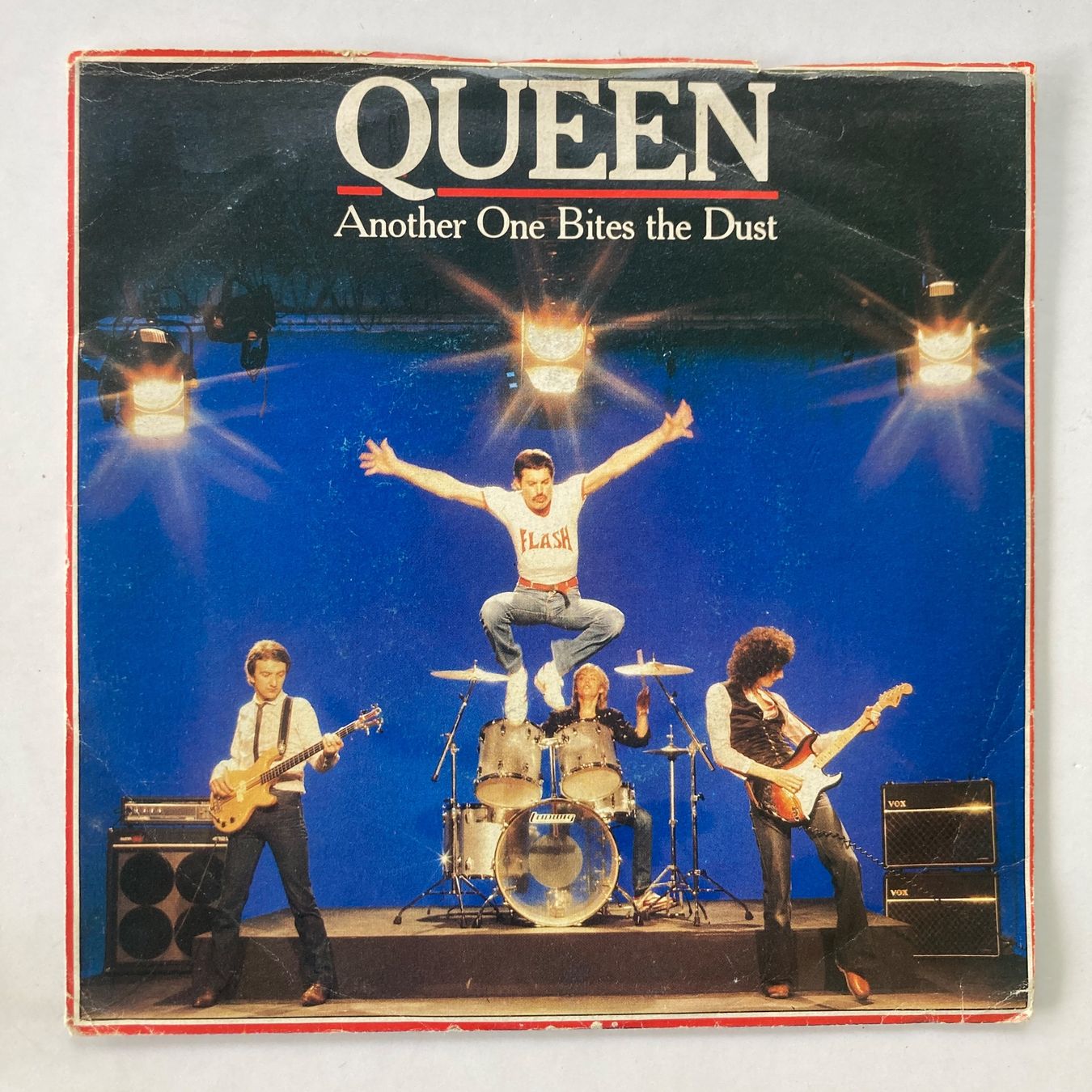 Dischi in vinile: QUEEN, ANOTHER ONE BITES THE DUST, SINGLE, 1980, ROCK – Usato da Thun venduto da estrol
